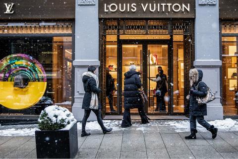 该信旨在揭发在巴黎百货公司购买和转售路易威登（Louis Vuitton）品牌包的“三人组”