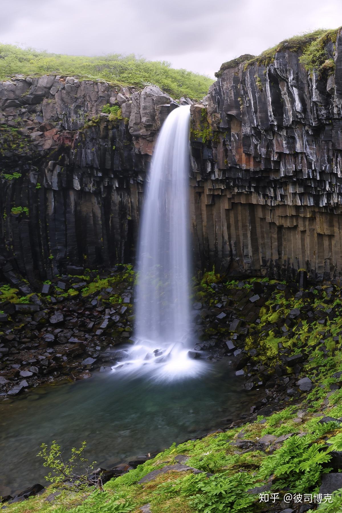 白垩砂岩岩石景观、幽深的山谷、平顶山（Tafelberg）和峡谷是公园的特点