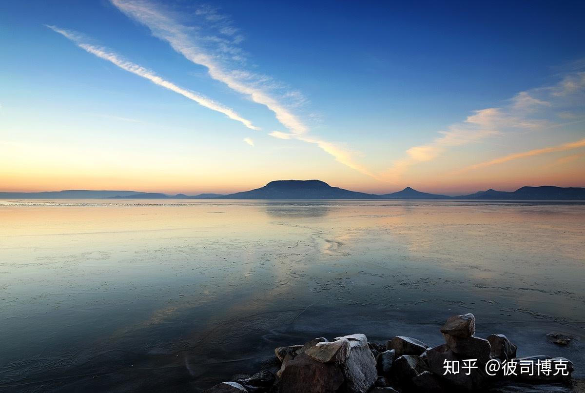 白垩砂岩岩石景观、幽深的山谷、平顶山（Tafelberg）和峡谷是公园的特点